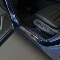 Nerez kryty prahů černé Lines Honda CR-V VI -- od roku výroby 2023- Nerez kryty prahů černé Lines Honda CR-V VI -- od roku výroby 2023-