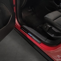 Nerez kryty prah� �ern� leskl� Hybrid Volvo XC40 -- od roku v�roby 2017-