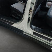 Nerez kryty prah� �ern� matn� Lines Ford Tourneo Courier II -- od roku v�roby 2023-