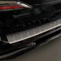 Kryt prahu zadn�ch dve�� BMW 7 sedan (G70) M-packet -- od roku v�roby 2023-