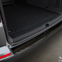 Kryt prahu zadních dveří carbon VW T6 Caravelle (s výklápěcími 5tými dveřmi) -- od roku výroby 2015-19 / 2019- Kryt prahu zadních dveří carbon VW T6 Caravelle (s výklápěcími 5tými dveřmi) -- od roku výroby 2015-19 / 2019-