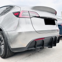 Dynamik Style difuzor zadn�ho n�razn�ku (st�edov�) Tesla Model Y -- od roku v�roby 2019-