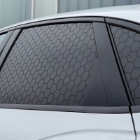 Foliatec Samolepka na okno Honeycomb – sada 3 kusů 75x50cm – lesklá černá Foliatec Samolepka na okno Honeycomb – sada 3 kusů 75x50cm – lesklá černá
