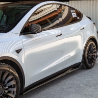 Oneway prahov� n�stavce leskl� �ern� Tesla Model Y -- rok v�roby 2019-25