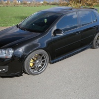Oneway prahové nástavce VW Golf V GTi/GTD -- rok výroby 2003-08 - lesklá černá Oneway prahové nástavce VW Golf V GTi/GTD -- rok výroby 2003-08 - lesklá černá
