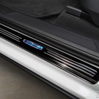 Nerez kryty prahů černé lesklé (modré logo Hybrid) VW Touareg III -- od roku výroby 2018- / 2023- Nerez kryty prahů černé lesklé (modré logo Hybrid) VW Touareg III -- od roku výroby 2018- / 2023-