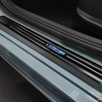Nerez kryty prahů černé lesklé (modré logo Hybrid) Hyundai Kona -- od roku výroby 2017-20 / 2020-23 Nerez kryty prahů černé lesklé (modré logo Hybrid) Hyundai Kona -- od roku výroby 2017-20 / 2020-23