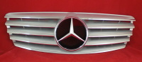 Sportovní maska s logem Mercedes E Class W211, stříbrná-chrom Sportovní maska s logem Mercedes E Class W211, stříbrná-chrom