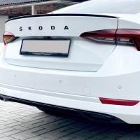 Dummy � koncovky v�fuku se st�edovou li�tou, �ern� leskl� klav�rlak �koda Octavia IV sedan/Combi -- od roku v�roby 2020-